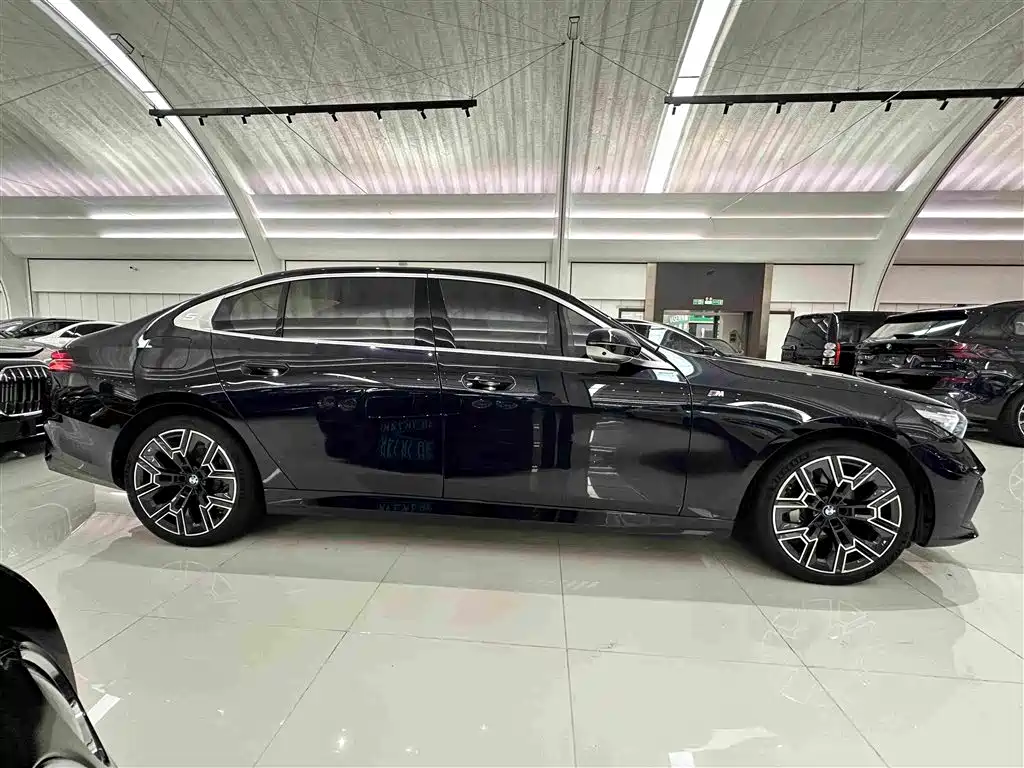BMW 5 Series — миниатюра 3