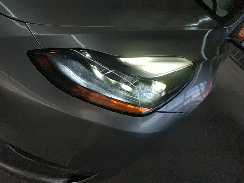 Tesla Model Y — миниатюра 24