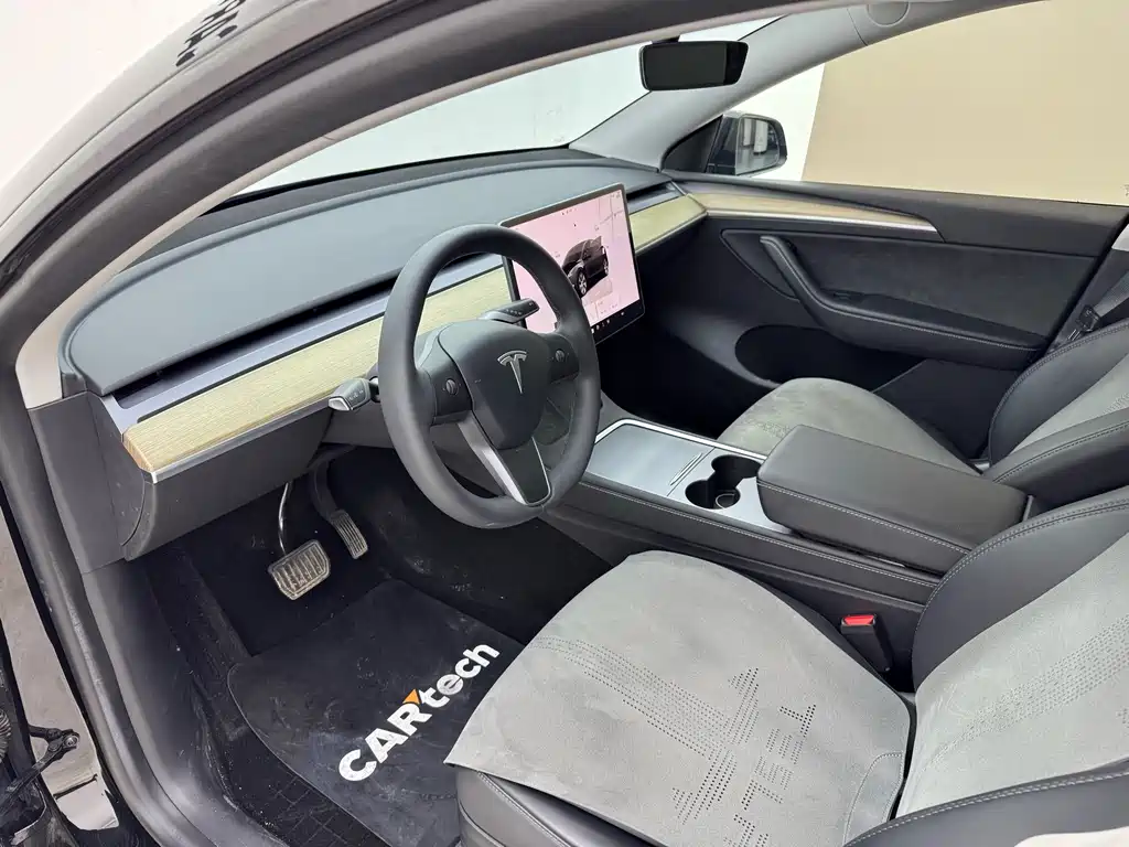 Tesla Model Y — миниатюра 10