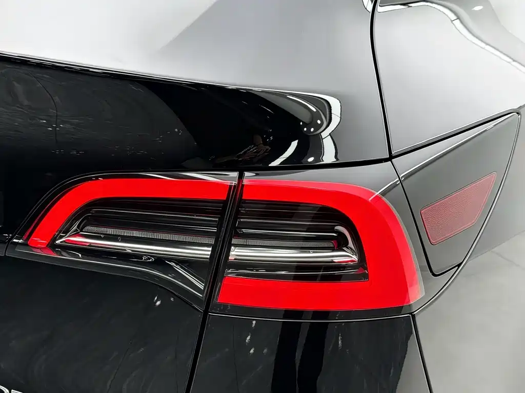 Tesla Model Y — миниатюра 21