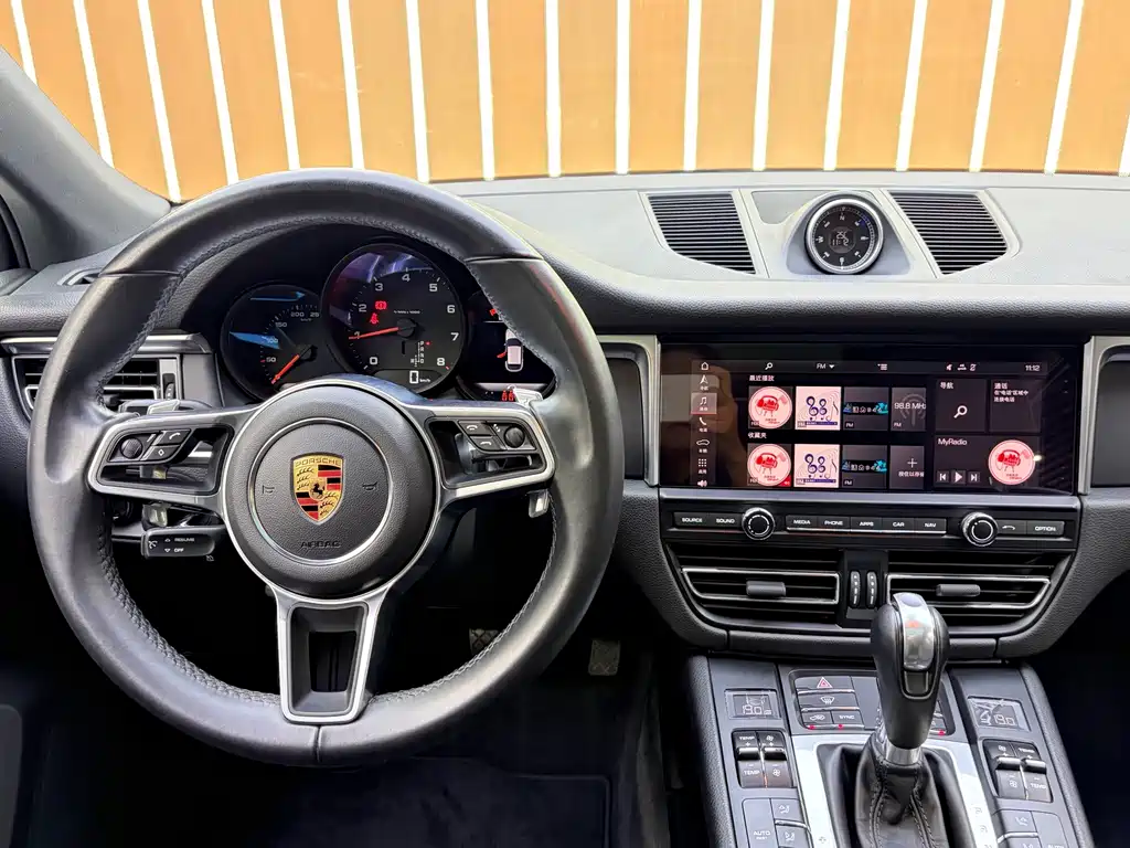 Porsche Macan — миниатюра 6
