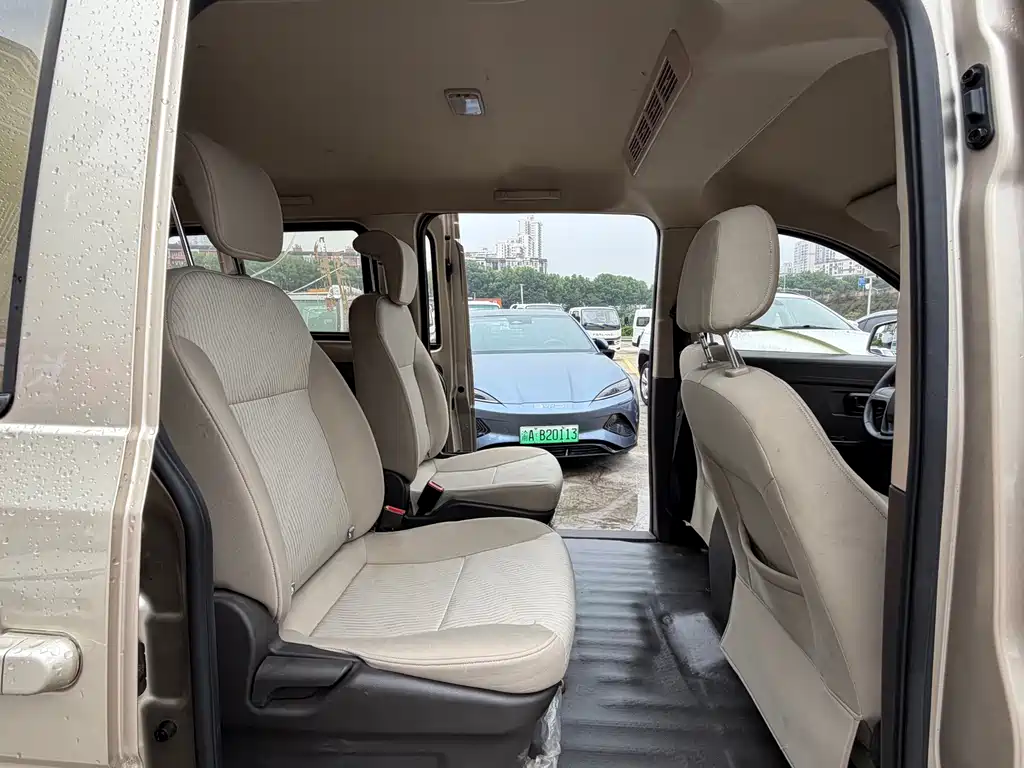Wuling Rongguang V — миниатюра 8
