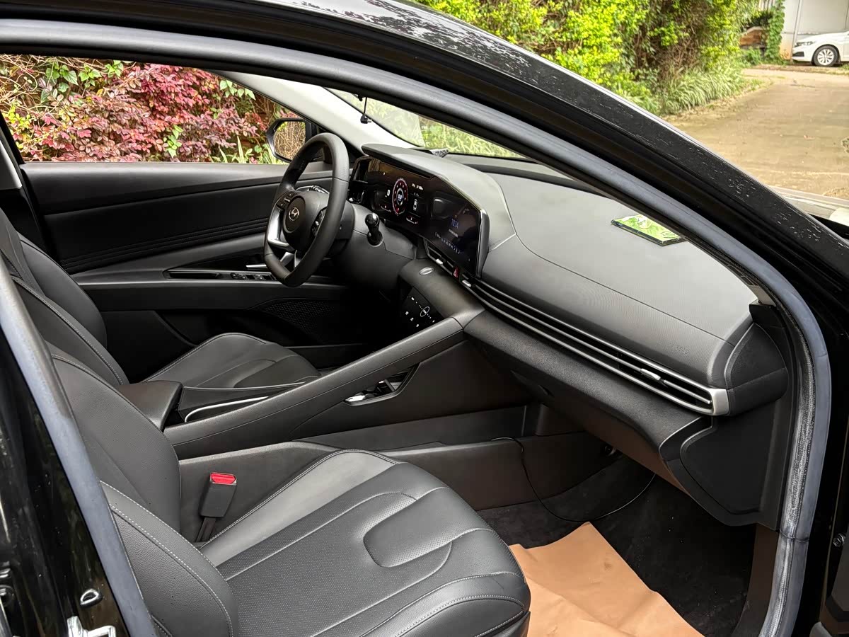 Hyundai Elantra 1.5 л 2021 г. Чёрный, пробег 36000 км