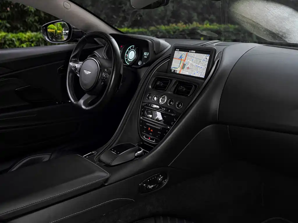 Aston Martin DB11 — миниатюра 15
