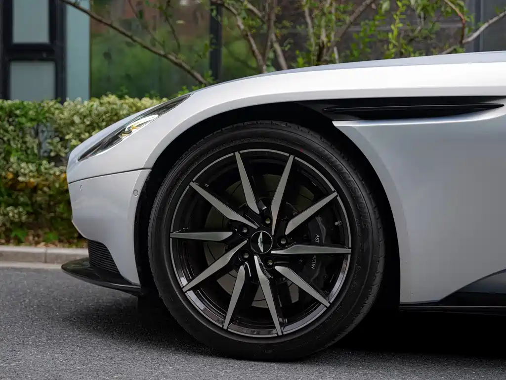 Aston Martin DB11 — миниатюра 4