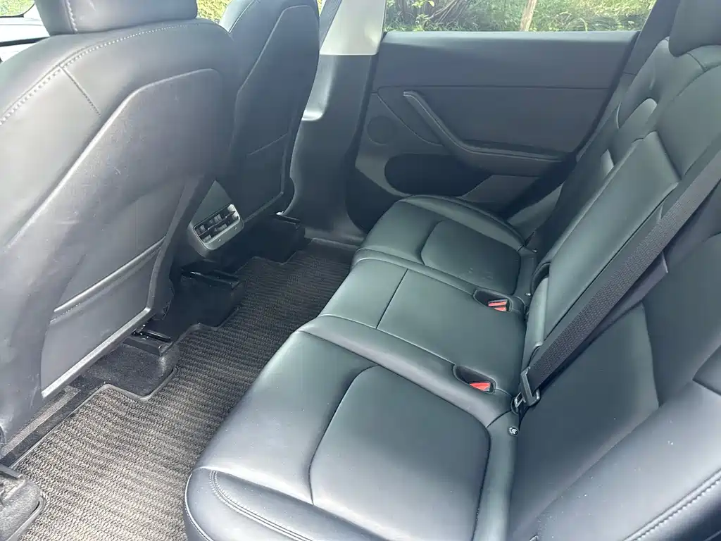 Tesla Model Y — миниатюра 9