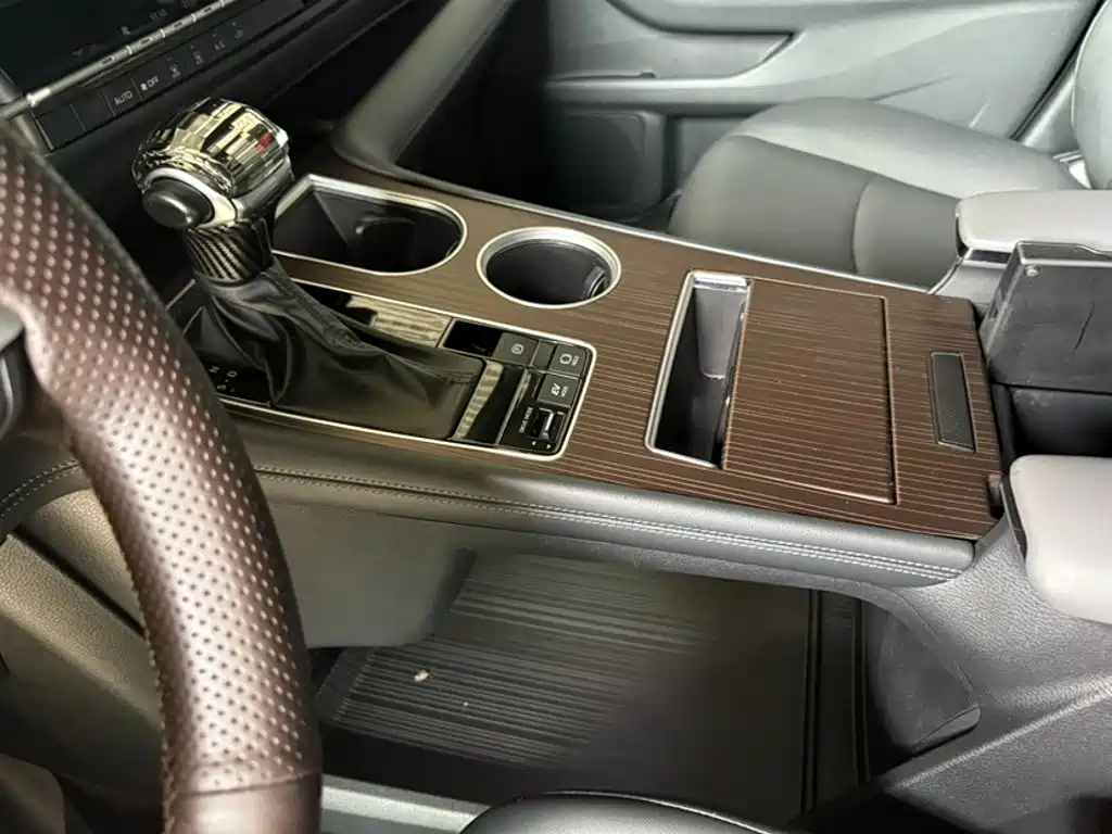 Toyota Granvia — миниатюра 10