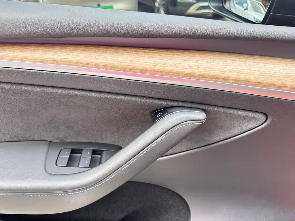Tesla Model Y — миниатюра 16