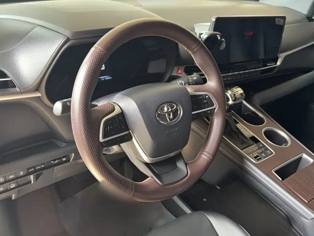 Toyota Granvia — миниатюра 3
