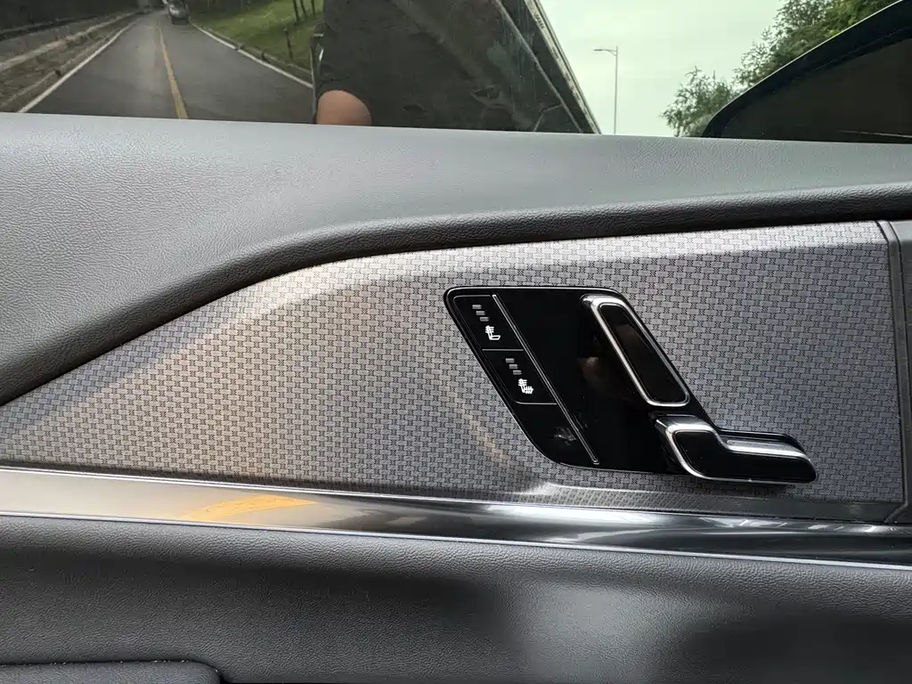 Cadillac XT5 — миниатюра 11