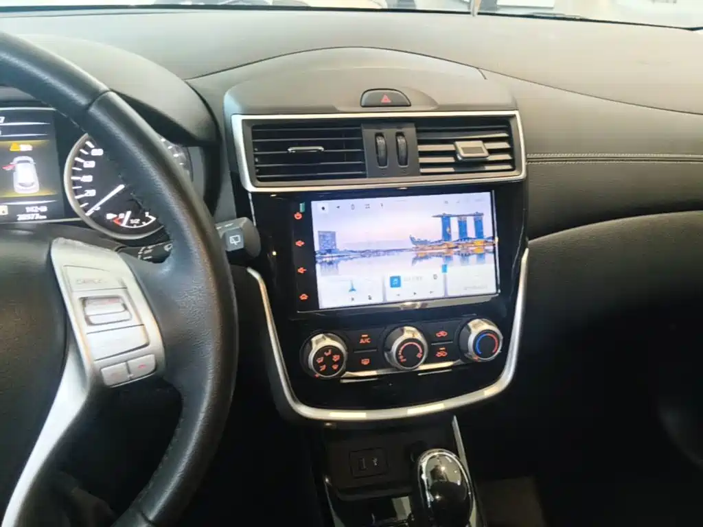 Nissan Tiida — миниатюра 13