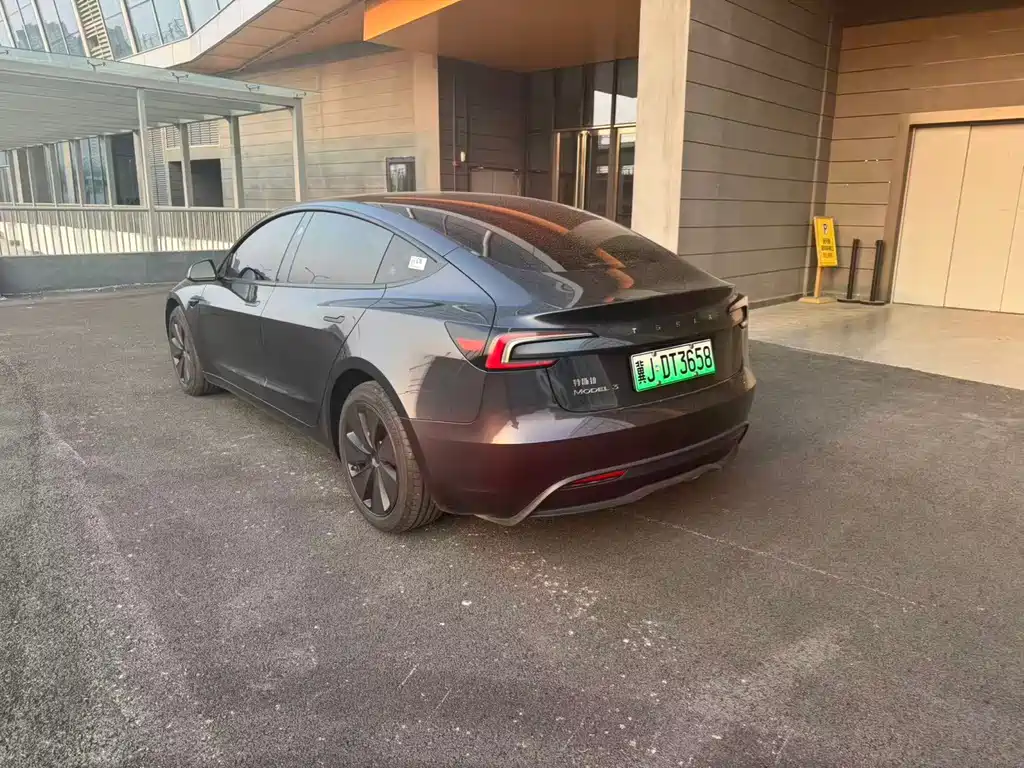 Tesla Model 3 — миниатюра 8