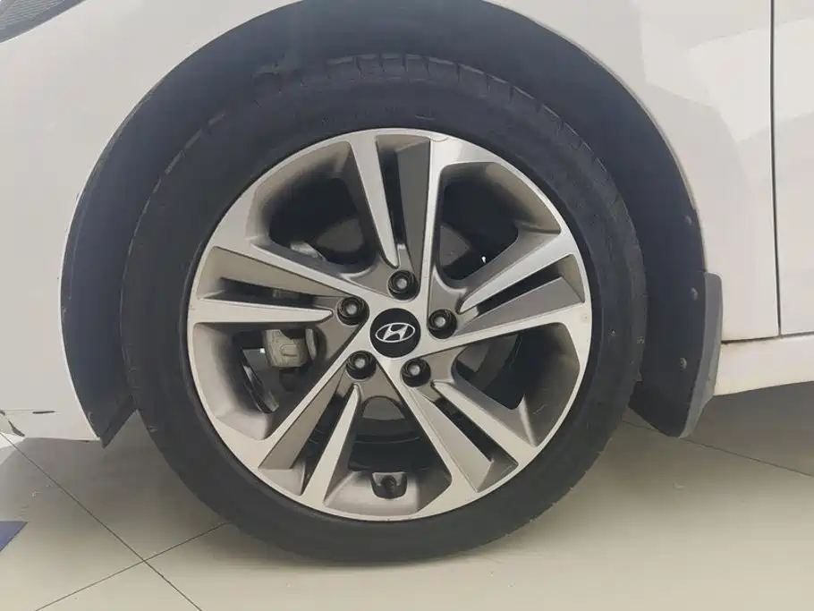 Hyundai Elantra — миниатюра 6