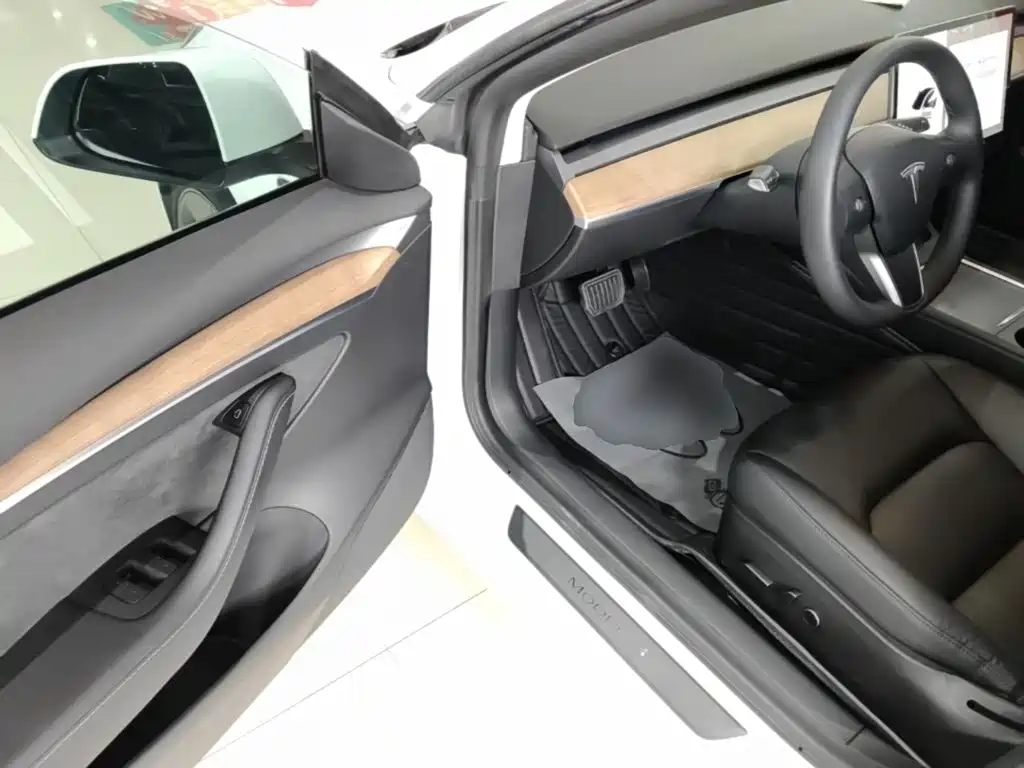 Tesla Model 3 — миниатюра 16