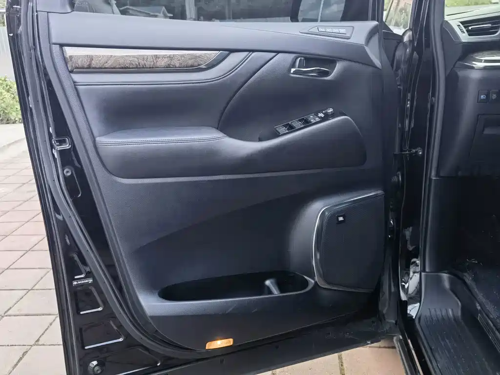 Toyota Vellfire — миниатюра 4