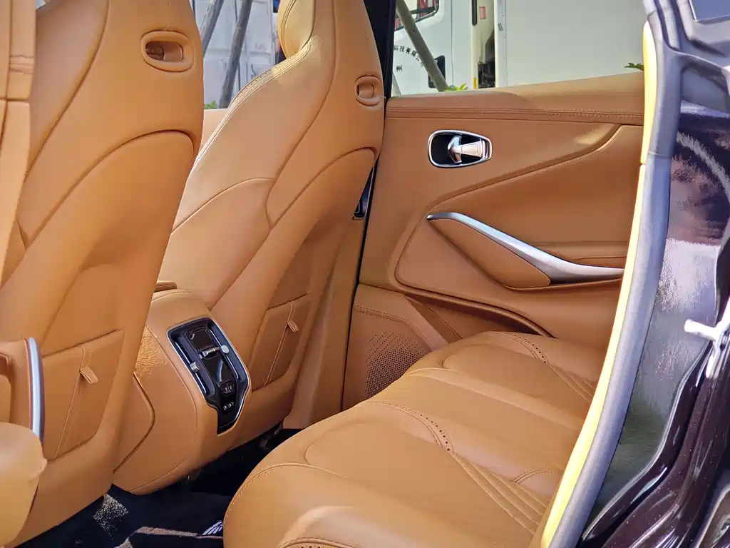 Aston Martin DBX — миниатюра 16