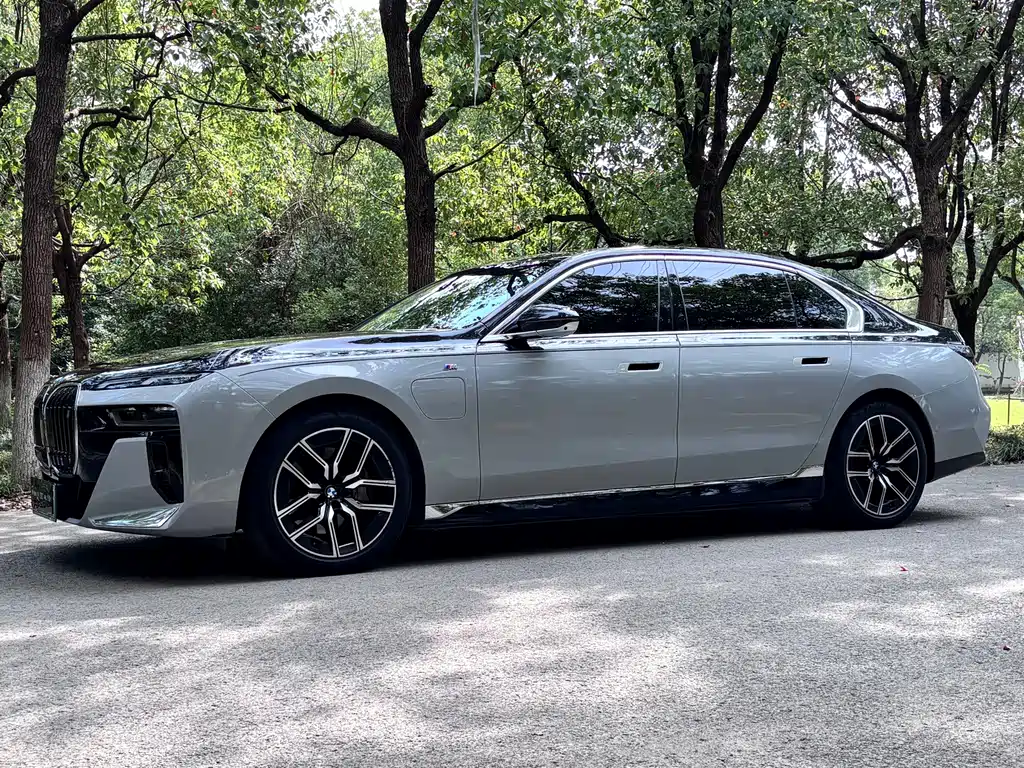 BMW i7 — миниатюра 11