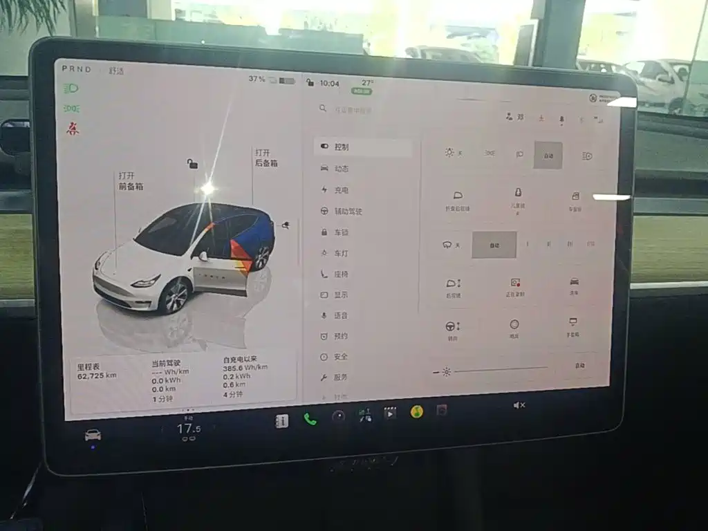Tesla Model Y — миниатюра 12