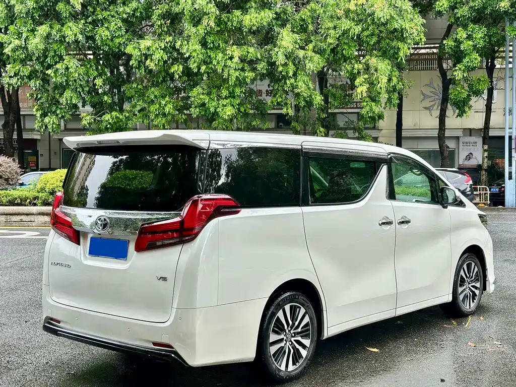 Toyota Alphard — миниатюра 6