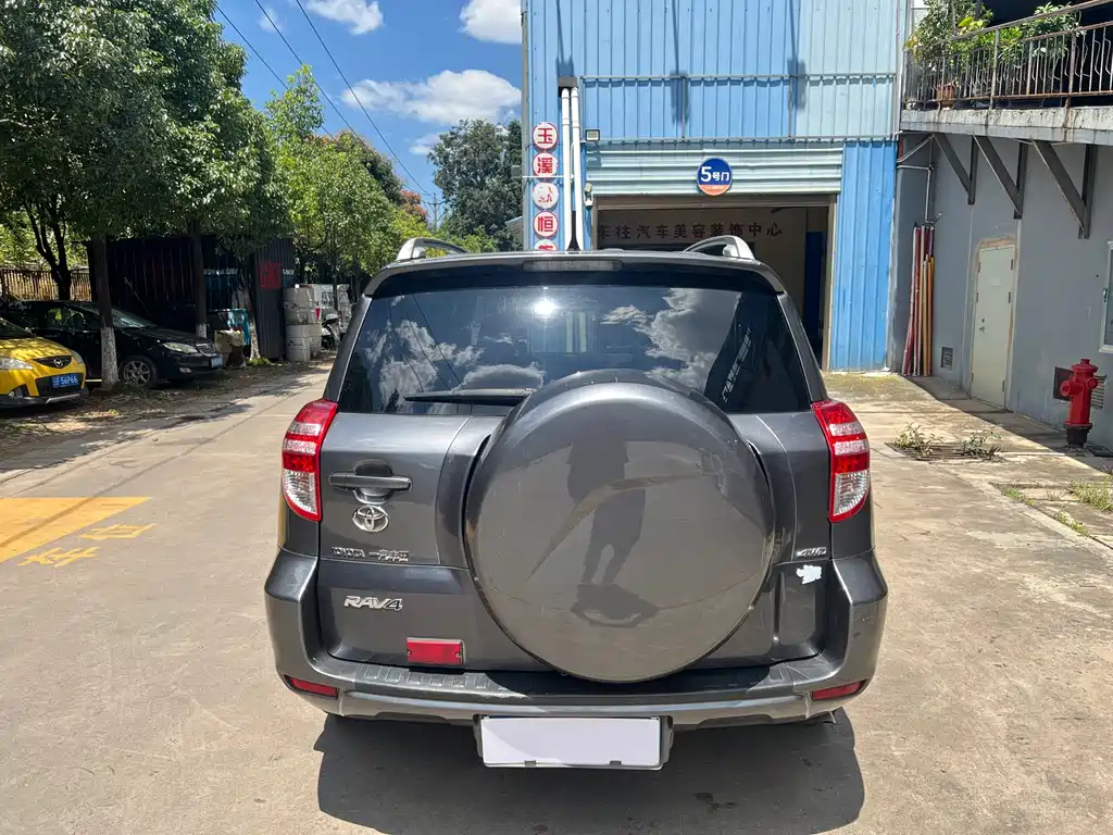 Toyota RAV4 — миниатюра 6