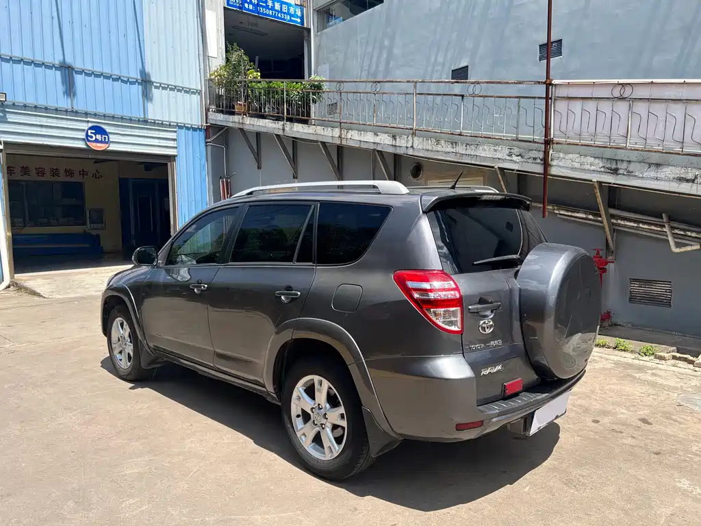 Toyota RAV4 — миниатюра 7