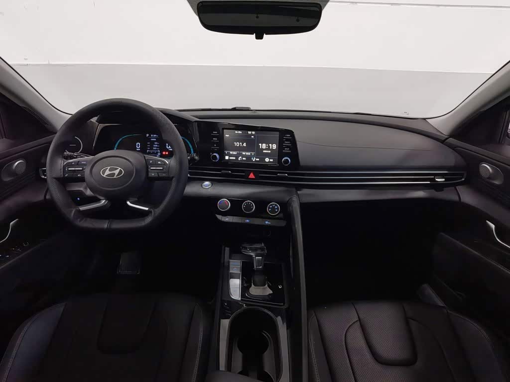 Hyundai Elantra 1.5 л 2024 г. Голубой, пробег 11200 км