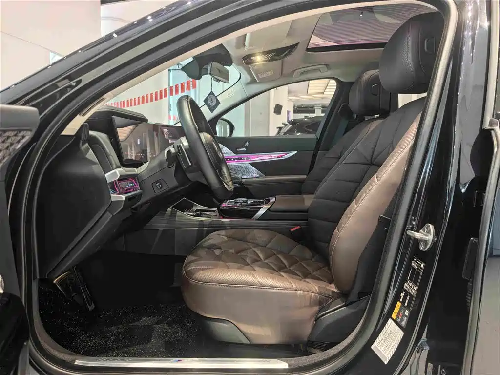 BMW i7