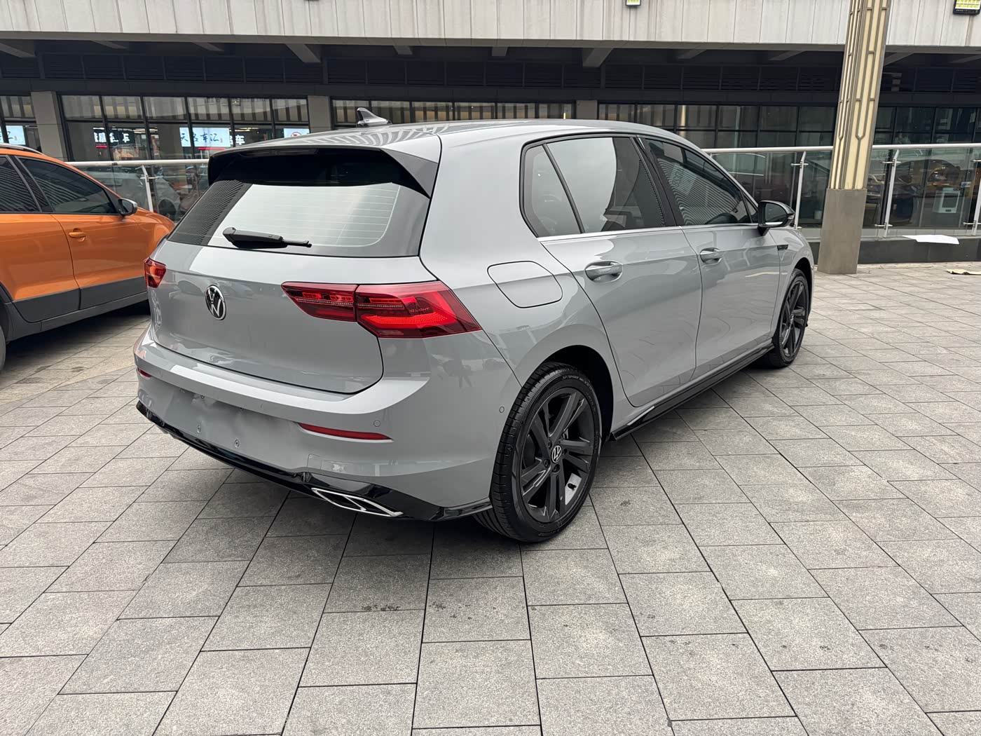 Volkswagen Golf 1.4 л 2023 г. Серебристо-серый, пробег 20000 км