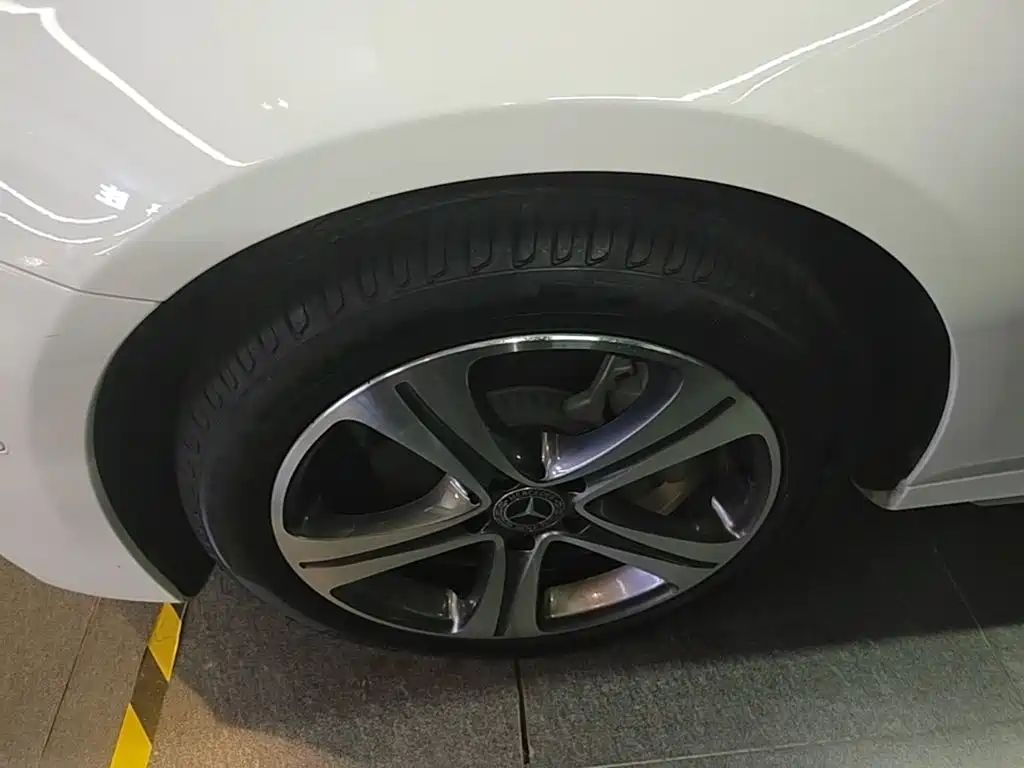 Mercedes-Benz E-Class — миниатюра 23