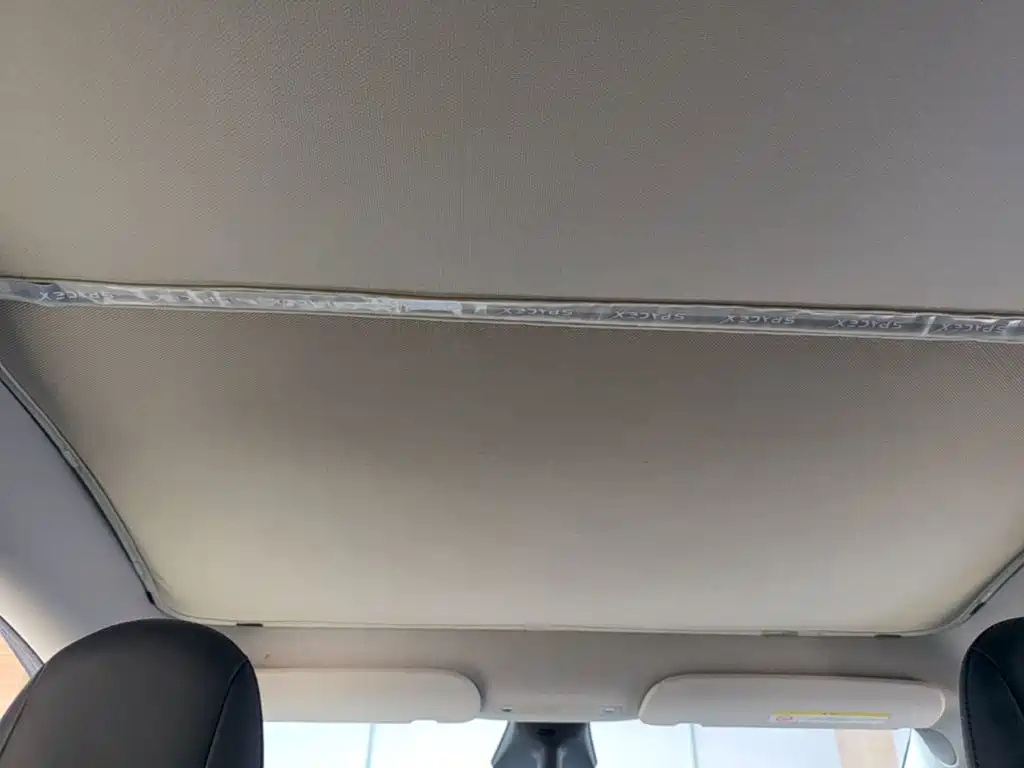 Tesla Model Y — миниатюра 18