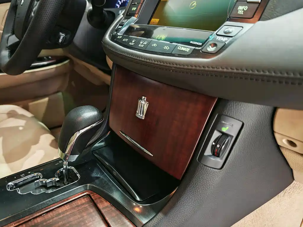Toyota Crown — миниатюра 12
