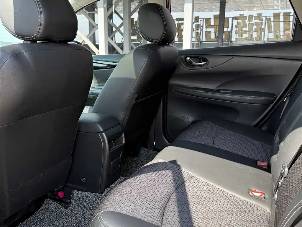 Nissan Tiida — миниатюра 8