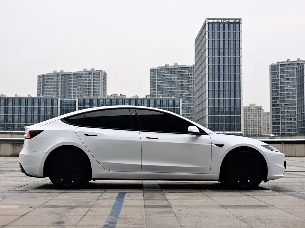 Tesla Model 3 — миниатюра 8