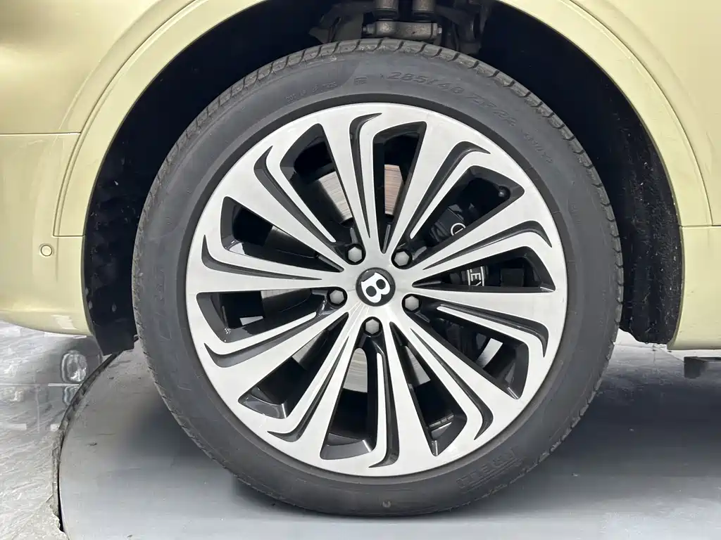 Bentley Bentayga — миниатюра 28