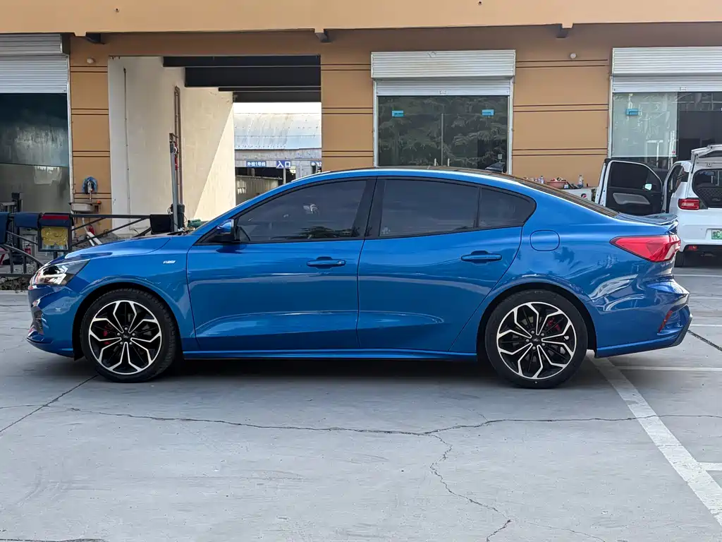Ford Focus Sedan EcoBoost 180 Auto ST Line, фото 15