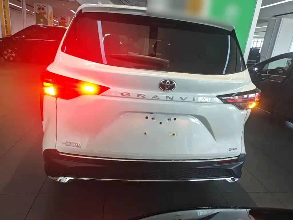 Toyota Granvia — миниатюра 6