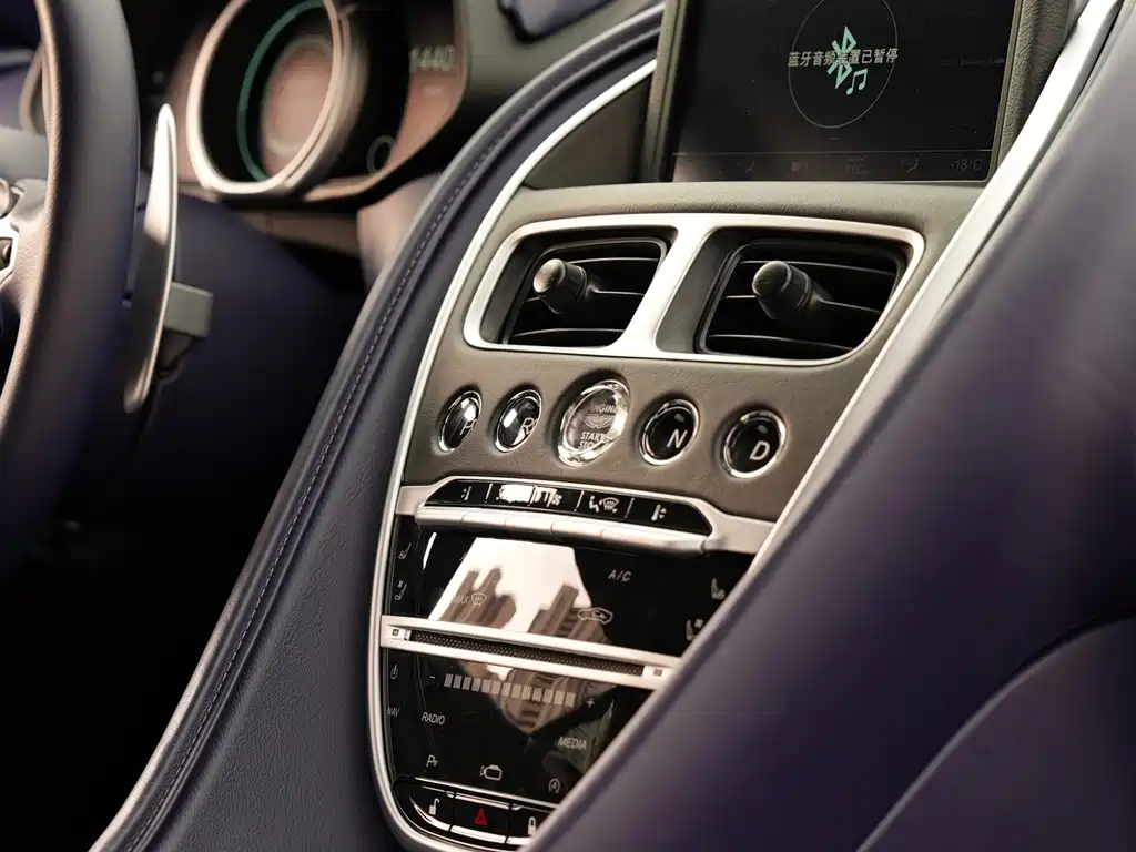 Aston Martin DB11 — миниатюра 10