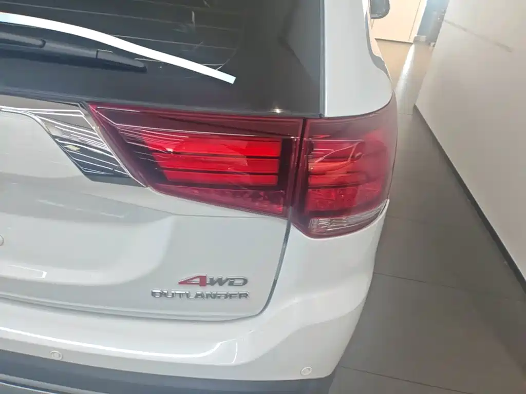 Mitsubishi Outlander — миниатюра 8