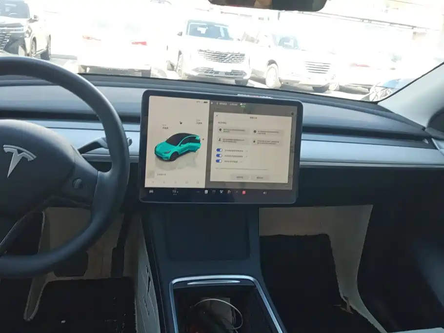 Tesla Model Y — миниатюра 13