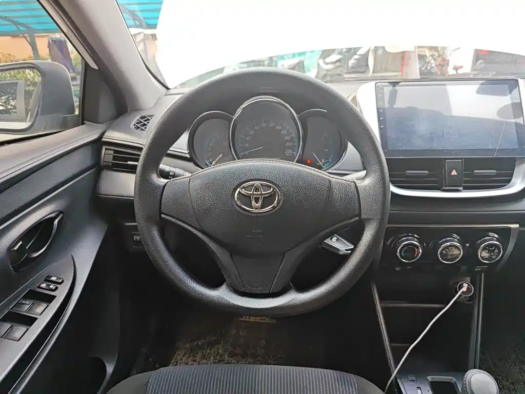 Toyota Yaris L — миниатюра 3