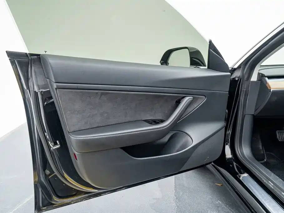 Tesla Model 3 — миниатюра 10