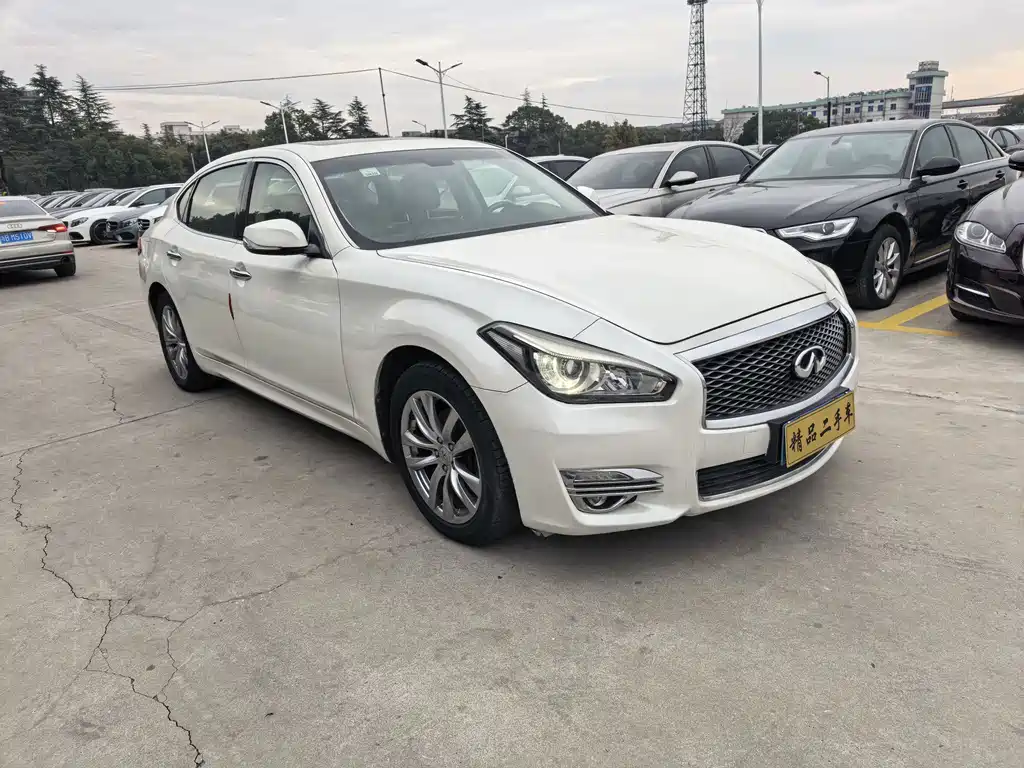 INFINITI Q70