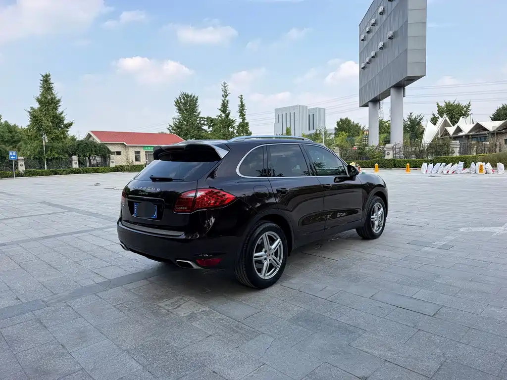 Porsche Cayenne — миниатюра 6