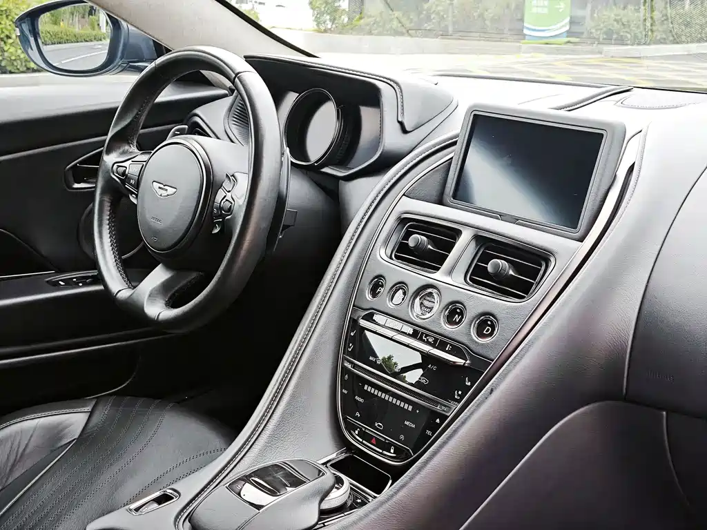 Aston Martin DB11 — миниатюра 9