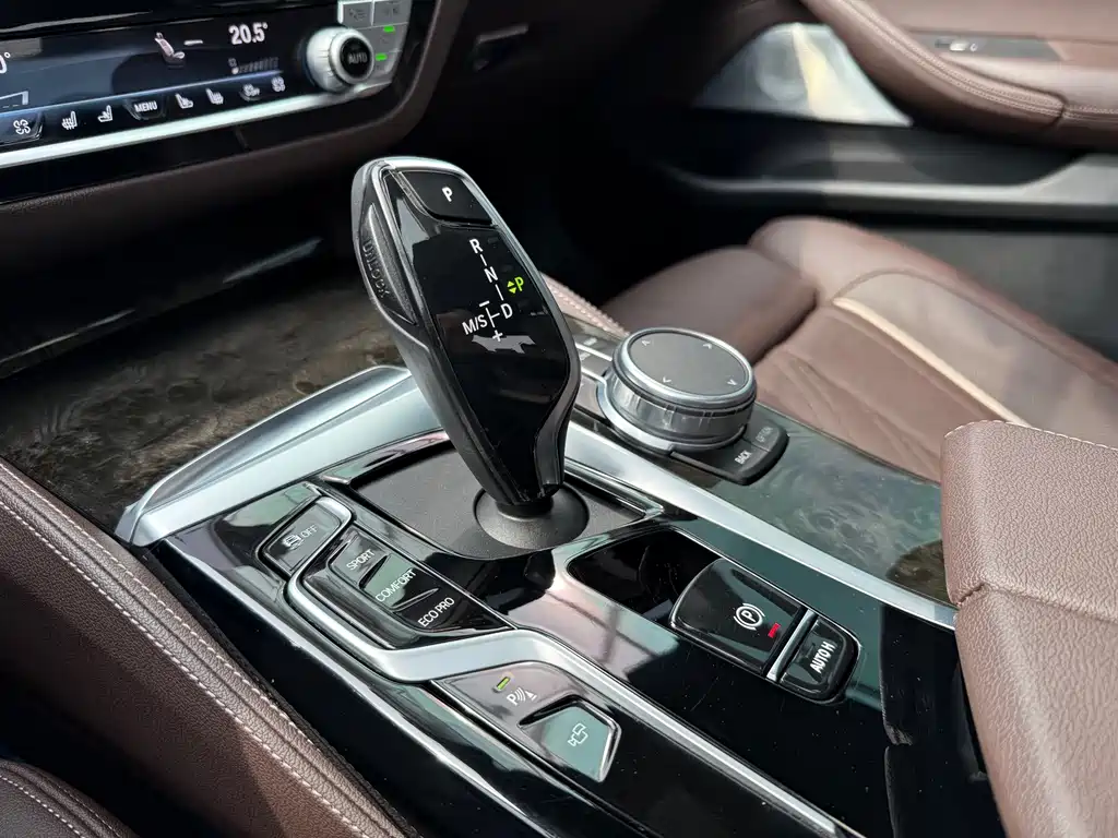 BMW 5 Series — миниатюра 17