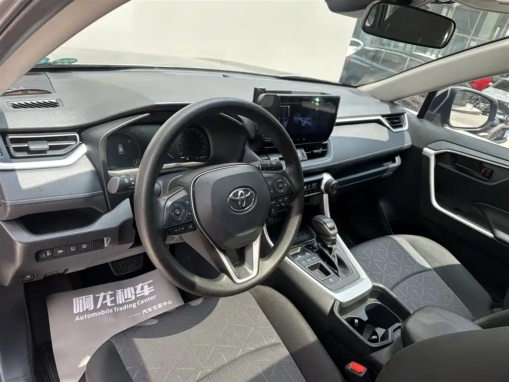 Toyota RAV4 — миниатюра 9