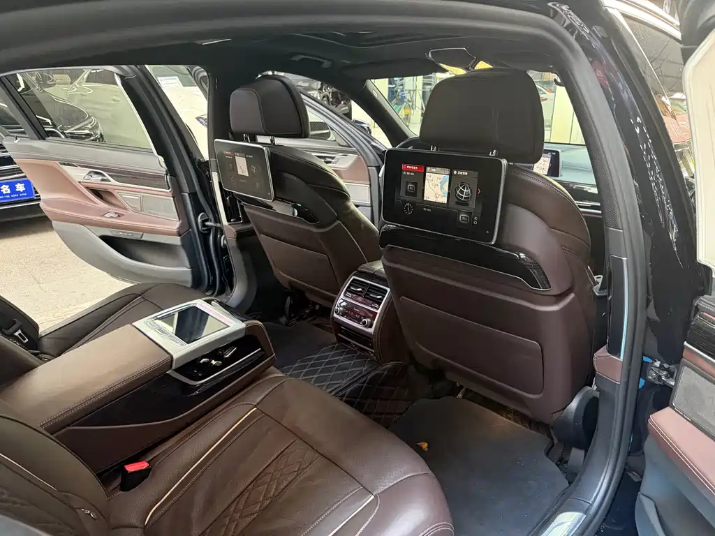 BMW 7 Series — миниатюра 15