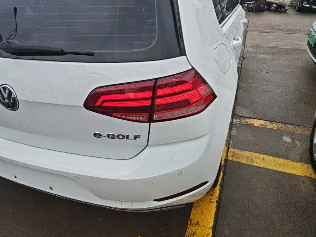 Volkswagen Golf EV — миниатюра 8
