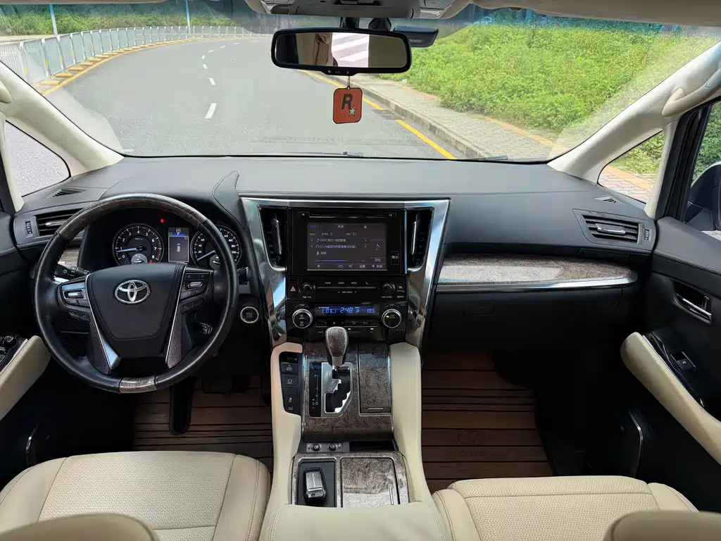 Toyota Alphard — миниатюра 8