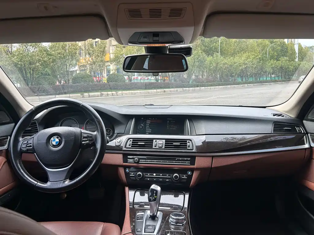 BMW 5 Series — миниатюра 11